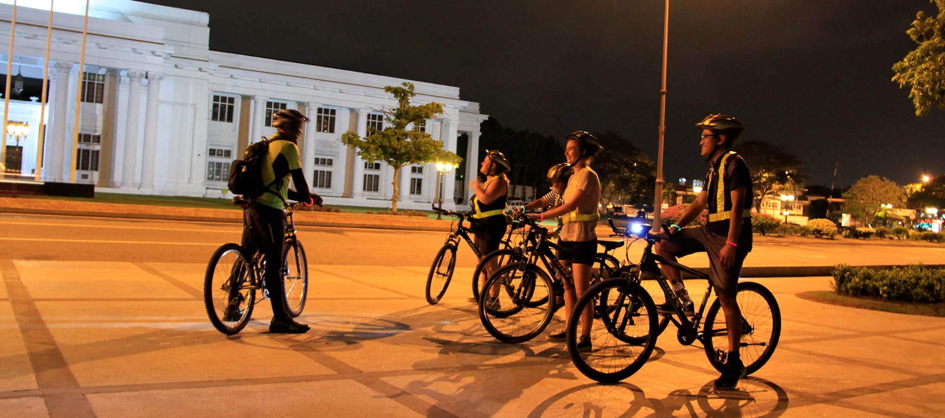 Night city cycling tour of Colombo